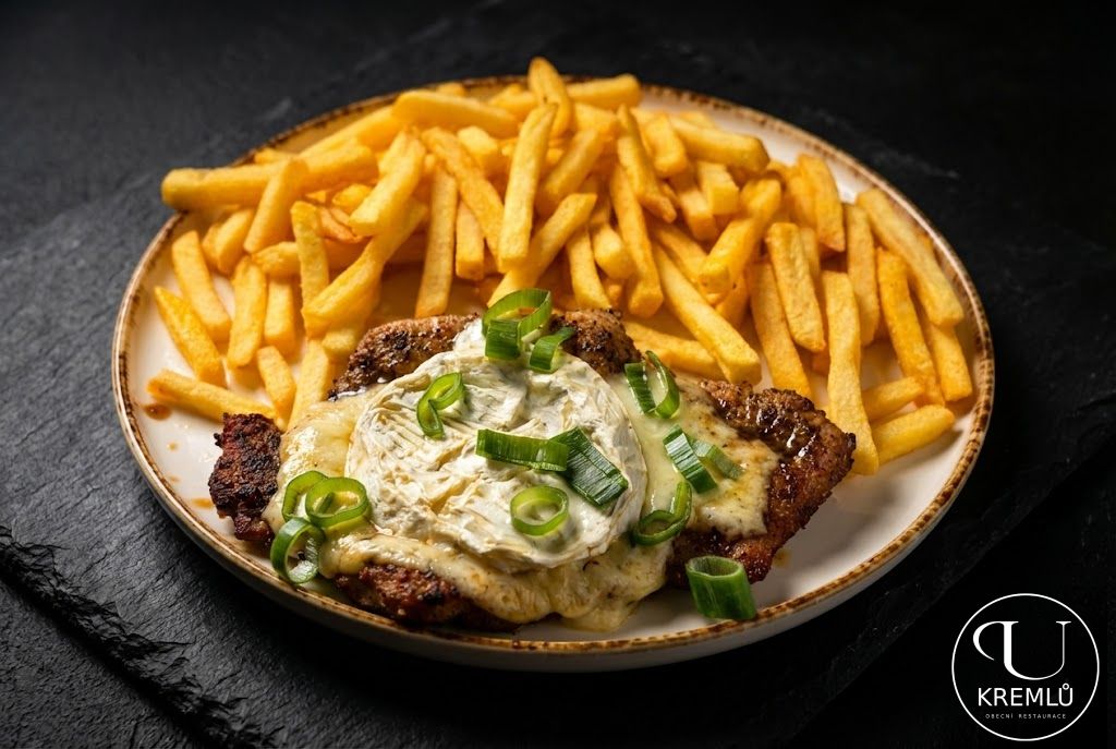 150g Vepřový kotlet zapečený s hermelínem, hranolky